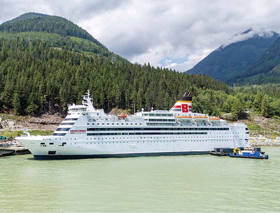 Isabelle under Lion's Gate bridge